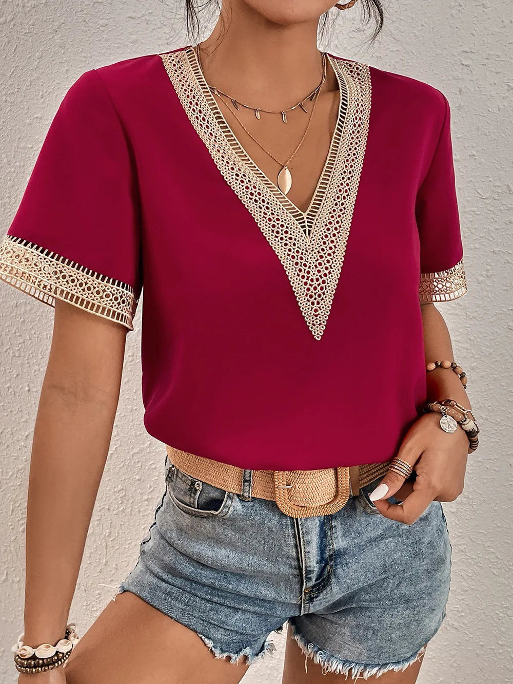 Tereza | Tricou Elegant din Dantelă cu Guler în Formă de V
