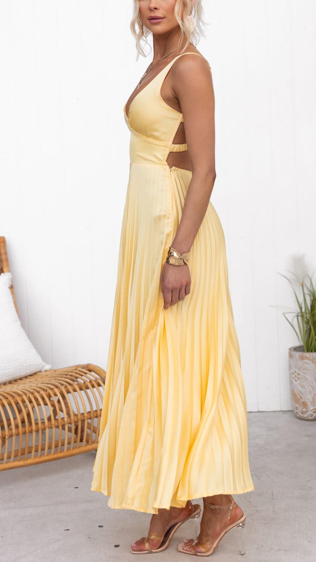 Elena – Rochie galbenă plisată cu bretele criss-cross