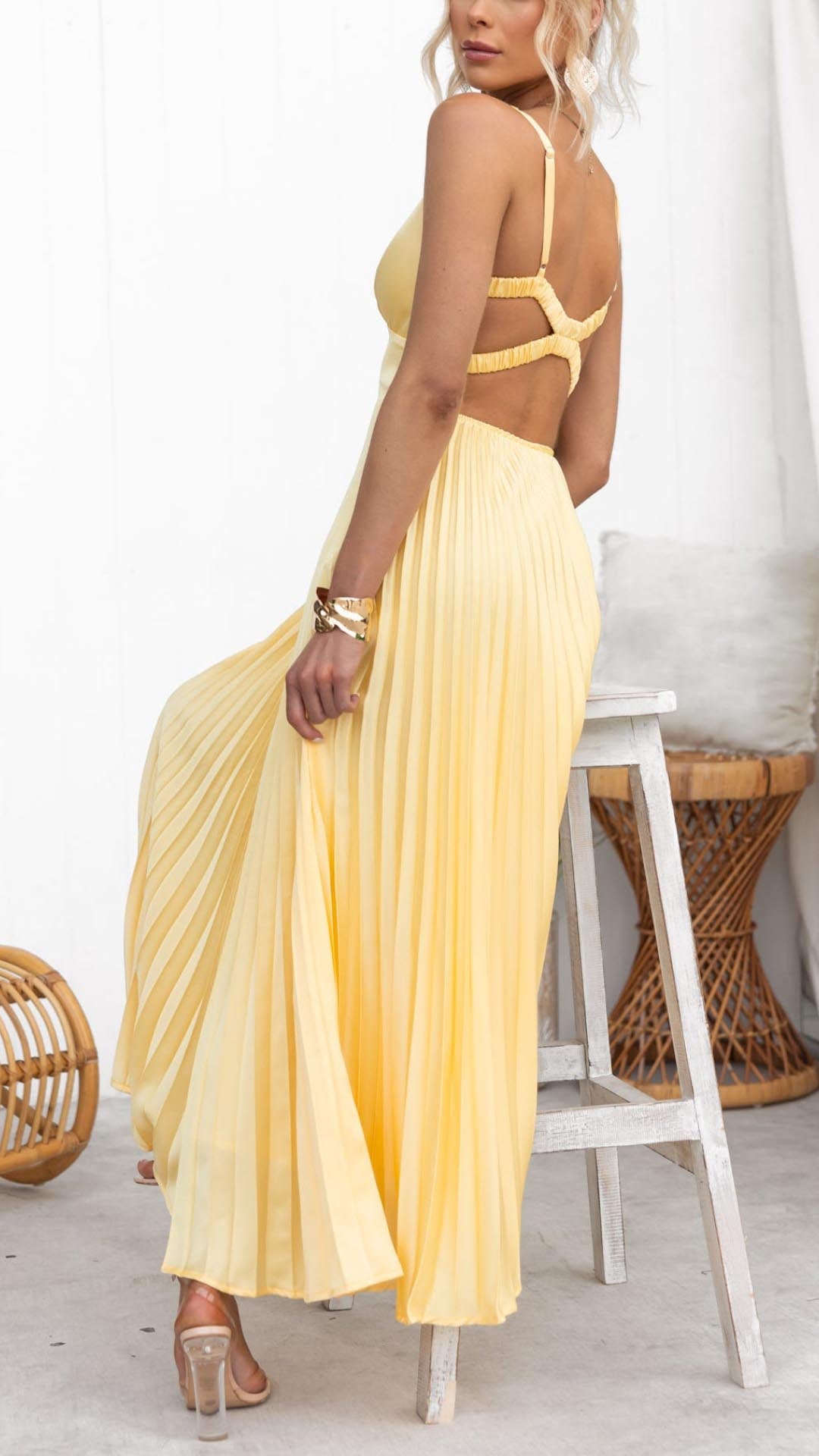 Elena – Rochie galbenă plisată cu bretele criss-cross
