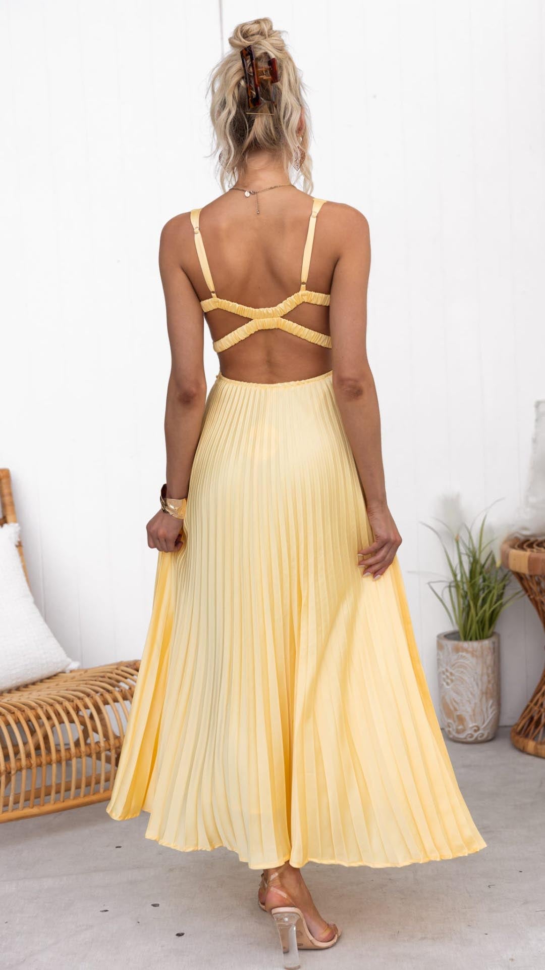 Elena – Rochie galbenă plisată cu bretele criss-cross